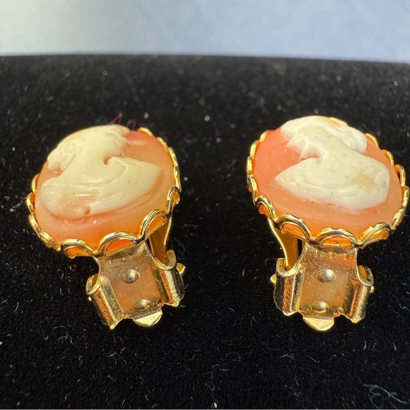 Vintage Cameo Earrings in Cream and Gold - Clip Ons - Picture 11 of 12
